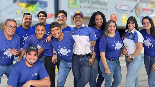 El equipo de Materiales PintaPeg dentro del local