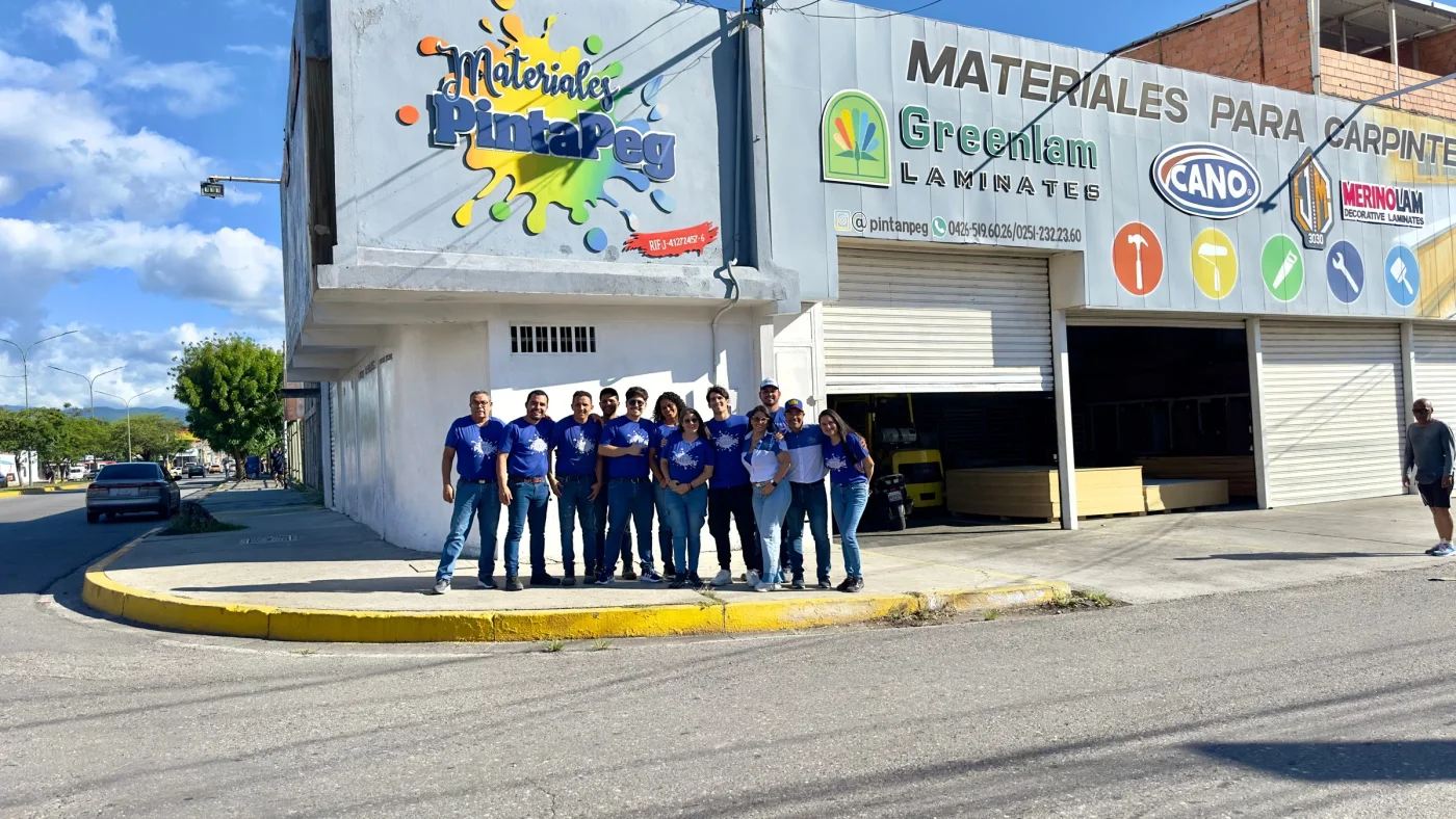 Equipo de Materiales PintaPeg frente a la tienda en Barquisimeto